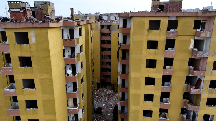 8 blokluk Doğuş Sitesi "yarısı bizden" desteğiyle baştan inşa ediliyor